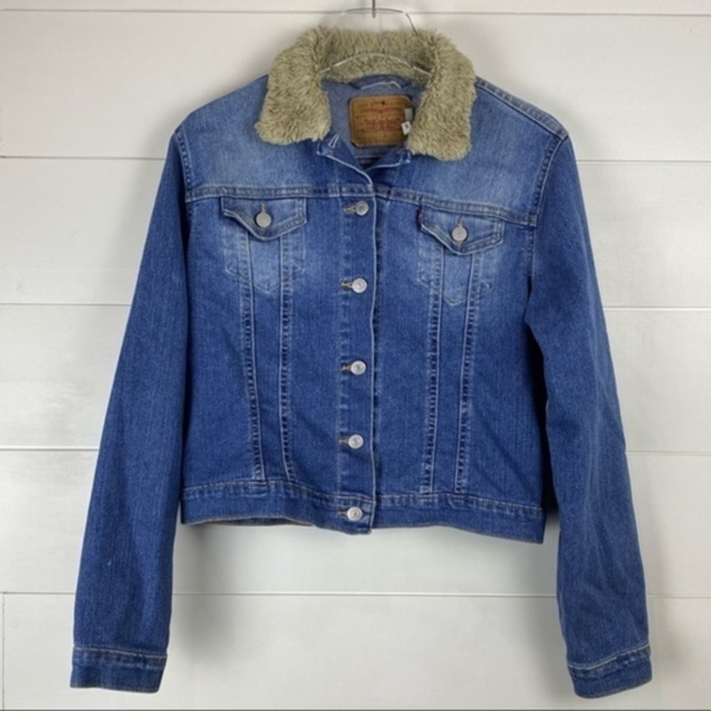 VTG Levi’s Medium y2k Weekend Faux‎ Fur Collar Denim Jean Jacket crop